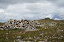 Summit shelter Carn Ban Mor - lunch spot with a view of the most southerly buttress of Sgor Gaioth